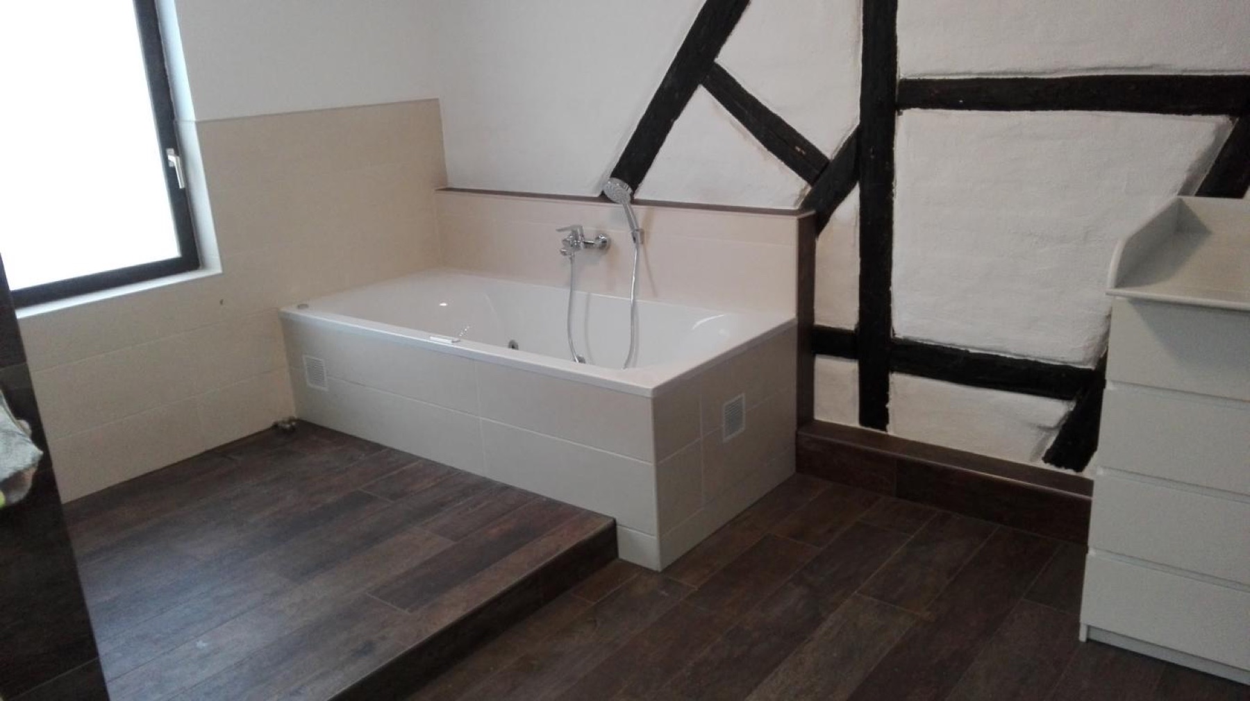 Badewanne in einem sanierten Fachwerkhaus