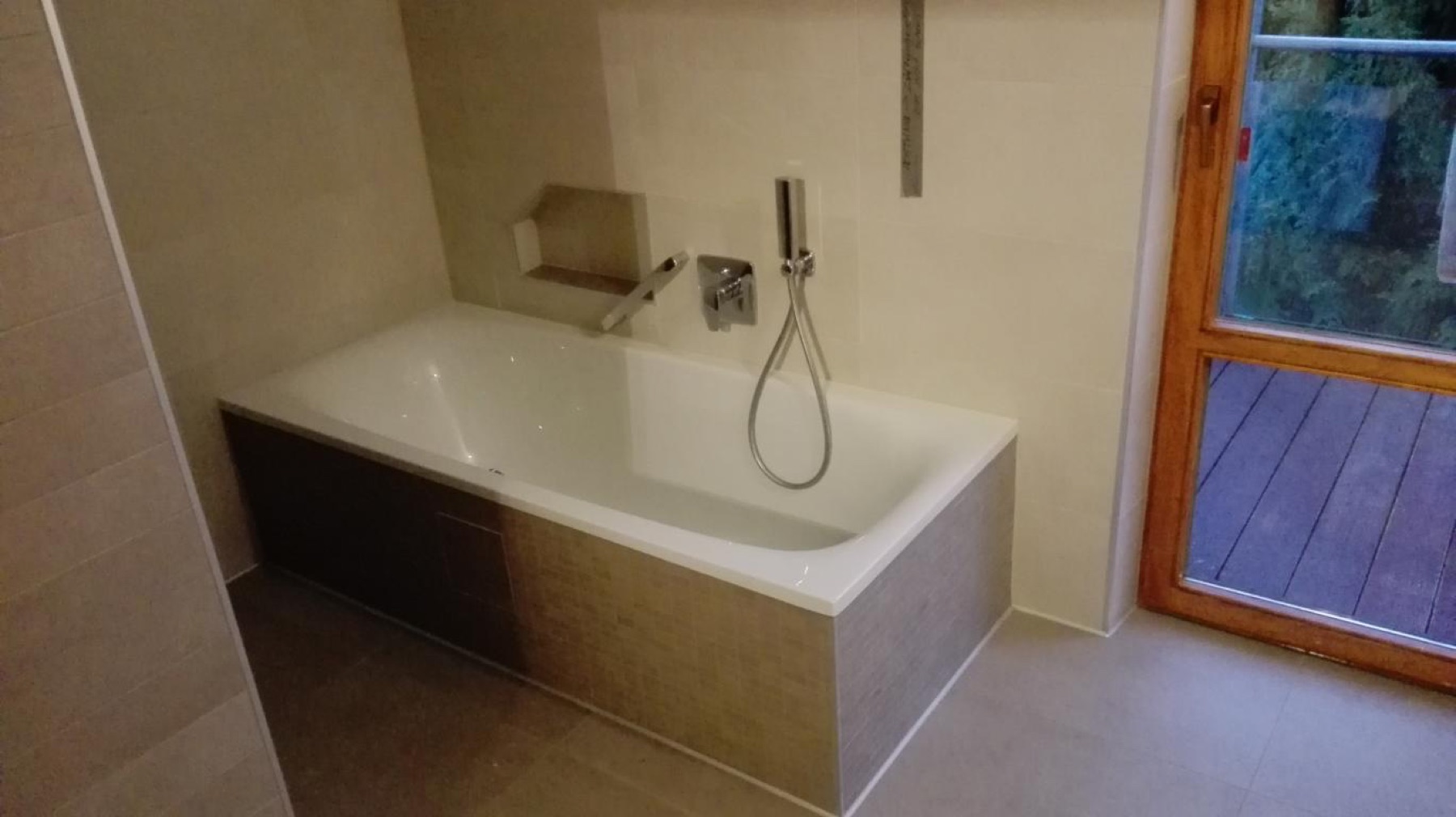 Geflieste Badewanne mit Wandarmatur