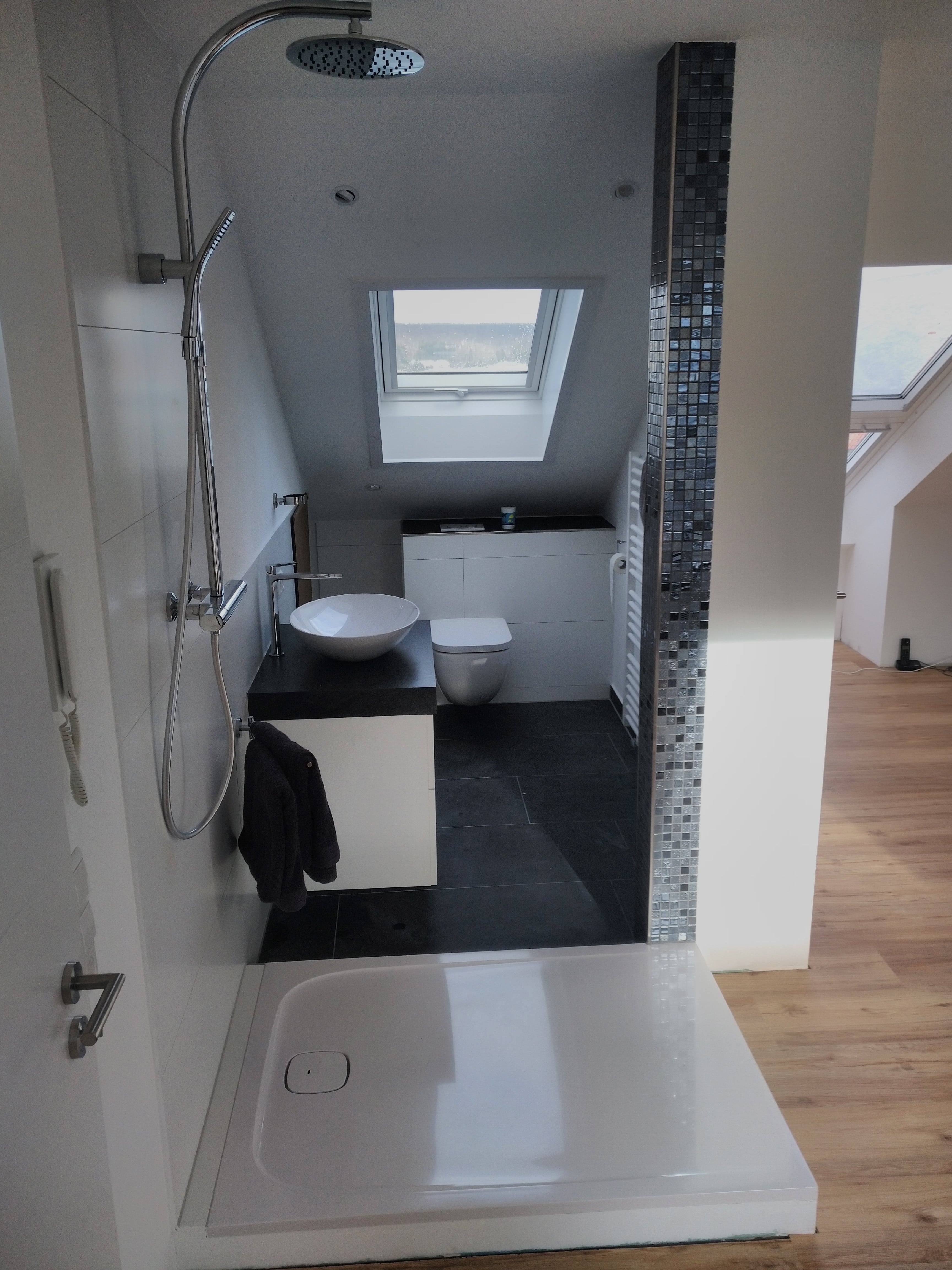 Modernes Badezimmer unter einer Dachschräge