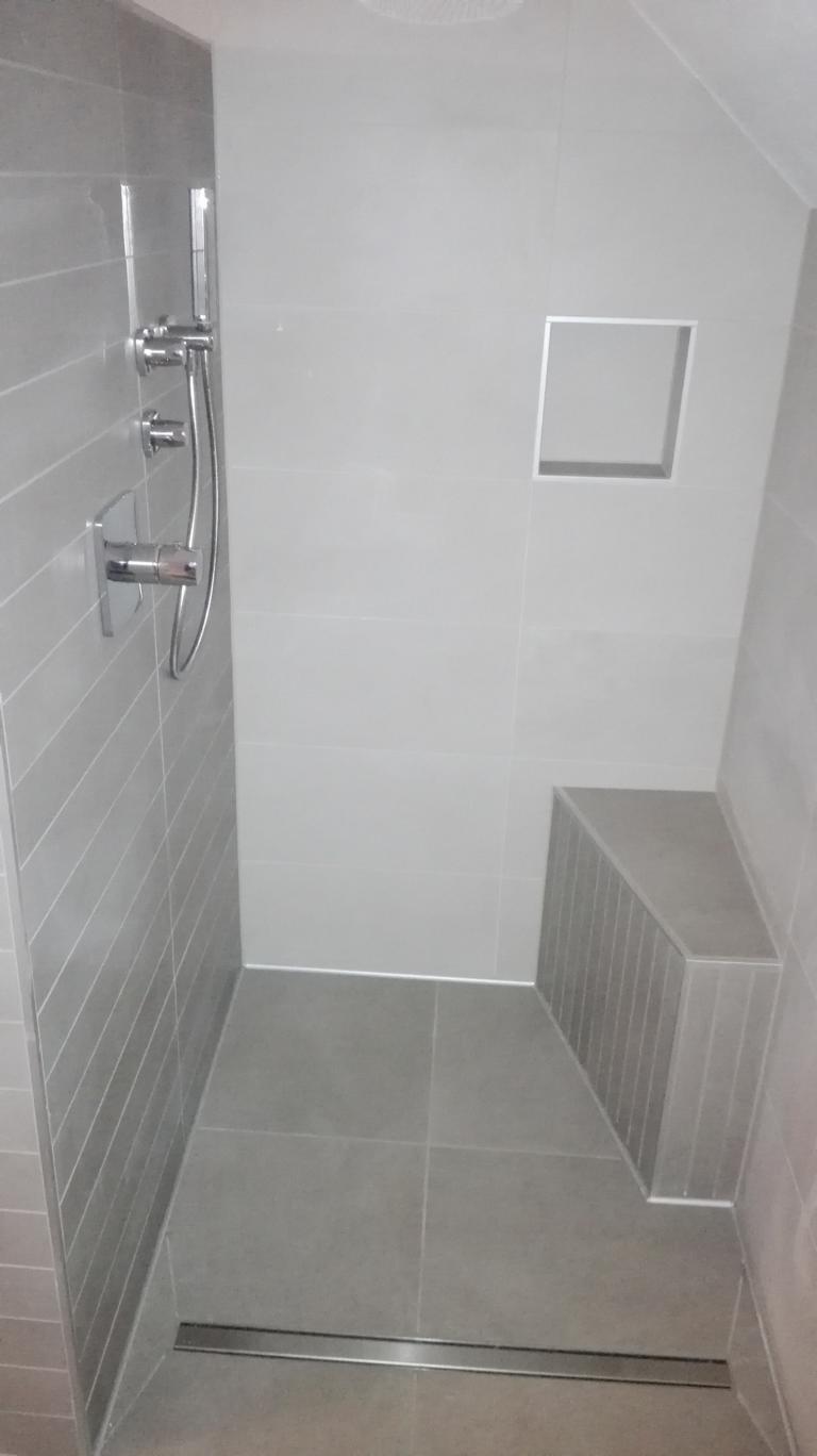 Bodengleiche Dusche mit grauen Fliesen